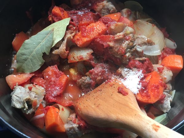 放入月桂葉2片，黑胡椒，鹽，糖