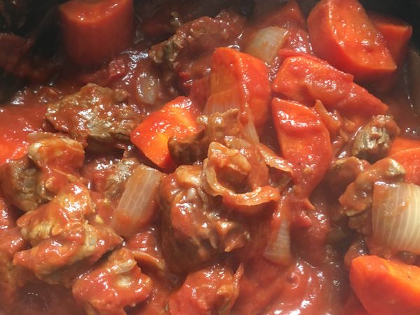 轉小火煮大約半小時（請記得要定時拌勻材料，免至痴底）。半小時後再加蓋焗半小時，即成。但如覺得牛肋條未夠腍，可再煮多半小時。