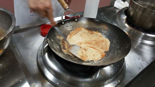 加入辣椒粉及胡椒粉也是乾炒, 這時熄火用鍋子餘溫乾炒即可