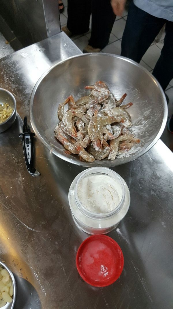 準備白蝦, 剪去蝦子眼睛以上頭部及鬚鬚, 背殼剪開, 去腸泥, 灑上一點麵粉準備油鍋要炸蝦了