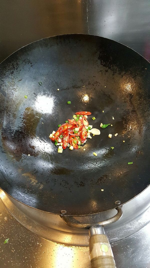 一點油將辛香料炒乾