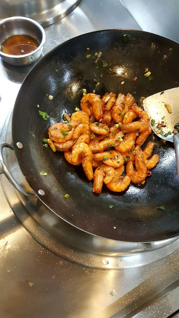 加入蝦子及適量的乾炒過沙薑粉, 最後嗆紹興酒拌炒均勻即可
