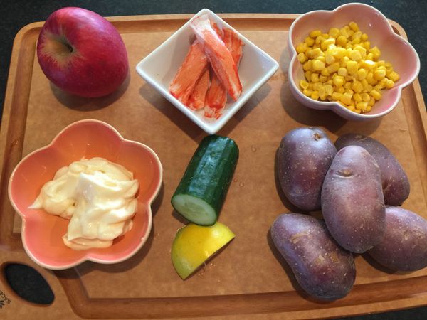 馬鈴薯削皮，切大塊，放入滾水煮熟透，或蒸熟。蟹柳可用同樣方法解凍翻熱。