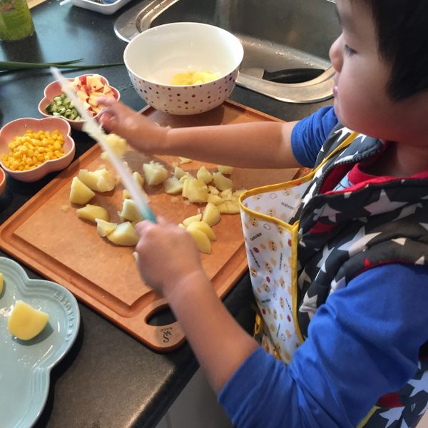 馬鈴薯熟透冷卻後可以壓成細粒或壓成蓉。從這個步驟開始，小朋友可以幫忙，用膠刀切。