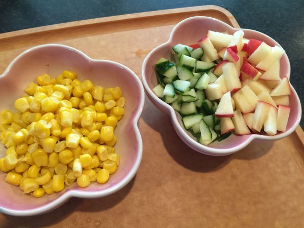 小黃瓜、蘋果去芯，切小粒。