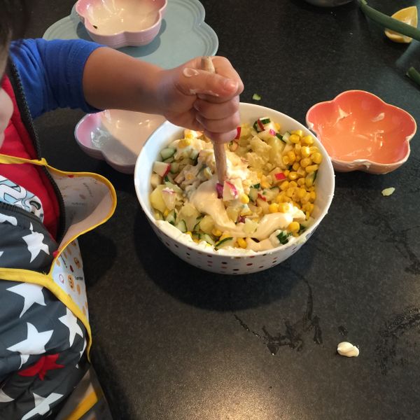 薯蓉準備好後，加入小黃瓜粒、蘋果粒、粟米、蟹柳、檸檬汁同蛋黃醬一起拌均。