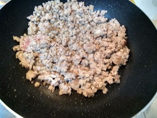 熱鍋，下豬油，再將豬絞肉放進鍋內炒香。