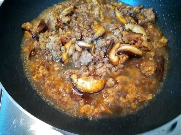 灑入少許白胡椒粉調味，再將醬油、水倒入鍋內稍加煨煮一下。