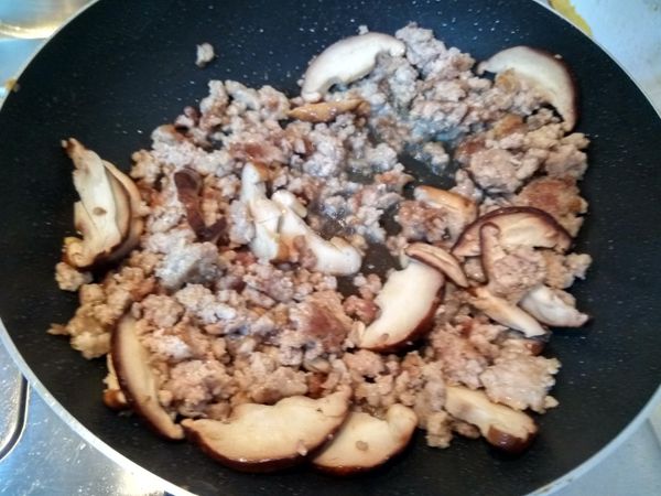 新鮮香菇洗淨切薄片，入鍋一起拌炒。