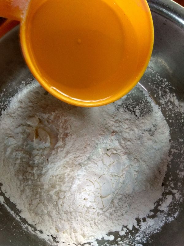 加入水份拌勻。