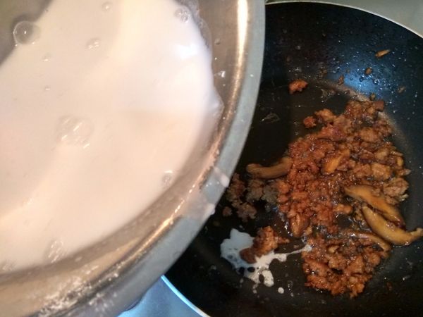 將炒好的絞肉取出一半來，鍋子裡留一半，將調好的粉漿倒入，以小火慢慢加熱。