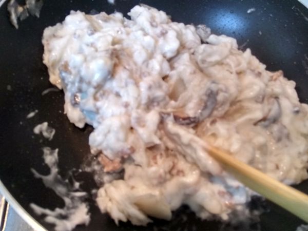 輕輕攪拌，讓粉漿和肉燥凝結成團就可以熄火。