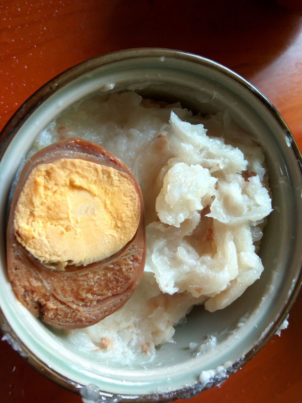 在碗中裝入煮好的粉漿團，再切入1/2顆的滷蛋。