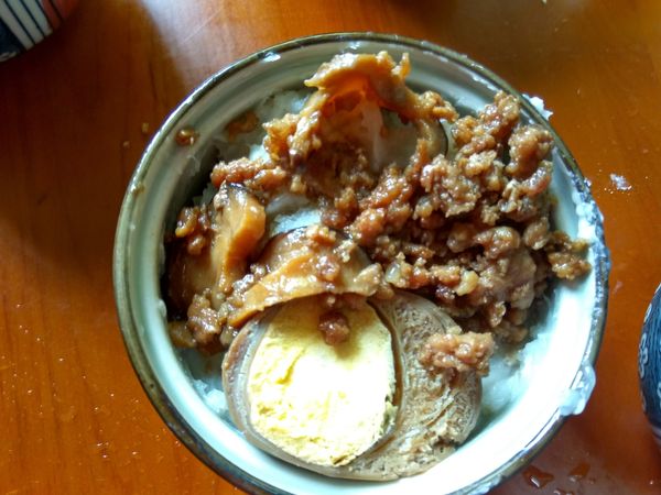 淋上剛剛炒好的肉燥。