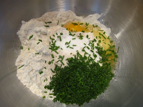 細香蔥洗乾淨擦乾，剪碎
把除了奶油之外的麵團材料放入大碗裡