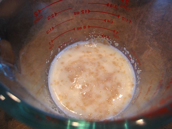 乾酵母放進溫牛奶裡十分鐘，直到冒出泡泡和發酵香氣