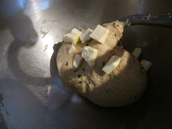 成糰之後，加入切小塊的奶油，轉速加快(刻度2)，繼續攪打五到六分鐘