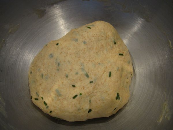 攪打完成的麵團，散發出淡淡蔥香氣味
蓋上濕布，基礎發酵一個小時