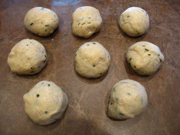 發酵完成之後，拿到桌面上揉出空氣
分成八等分(一個約80 g)
蓋上濕布，鬆弛二十分鐘