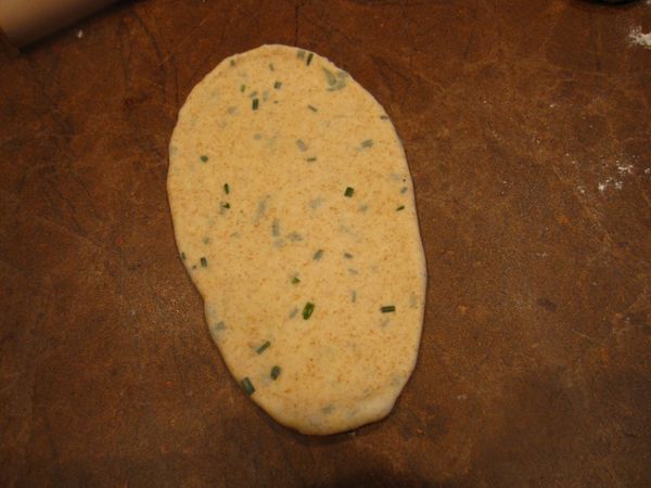 拿一個小麵糰，揉圓，用擀麵棍擀平成這樣的長條型