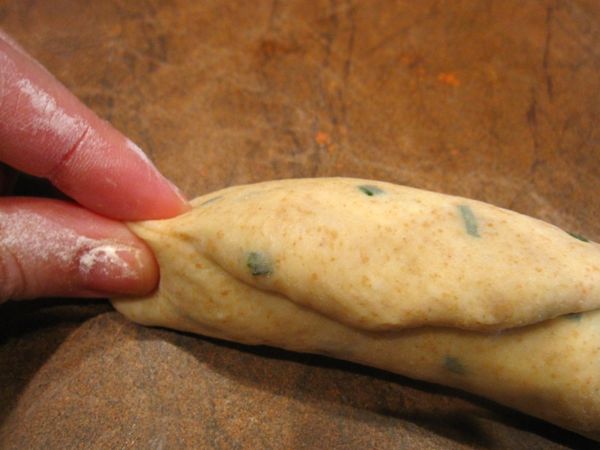 把收口處整條捏緊，收口朝下擺