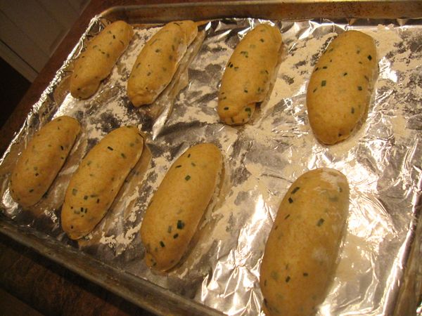 放在撒了薄粉的烤盤上
夏天放在室溫處(冬天放在密閉空間旁邊放一盆熱水)，第二次發酵一個小時，或麵團呈現兩倍大