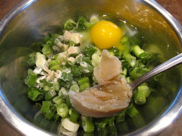 等待的時間來準備蔥餡
青蔥洗乾淨切碎，把所有材料放入大碗裡，攪拌均勻，灑點烤過(或平底鍋乾煎)的白芝麻，增添香氣