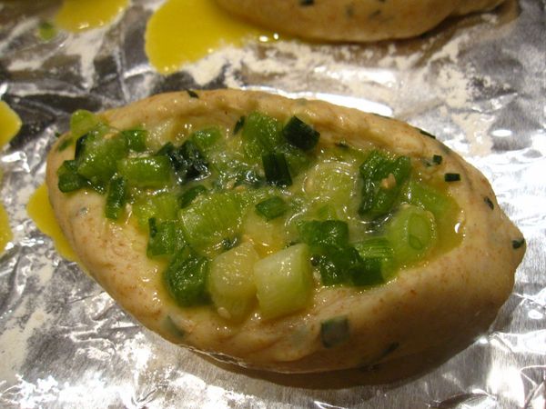 裝進滿滿的蔥蛋液
(烤過的蛋液黏在麵包表面，鹹鹹甜甜的好好吃)