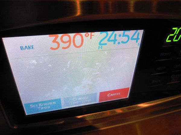 烤箱預熱：190*C/380*F
(我的烤箱溫度一向偏低，我都會調高個十度F。每個人烤箱溫度或多或少都有一點不一樣，多用幾次就知道)

烤二十五分鐘到半小時，直到麵包表面金黃