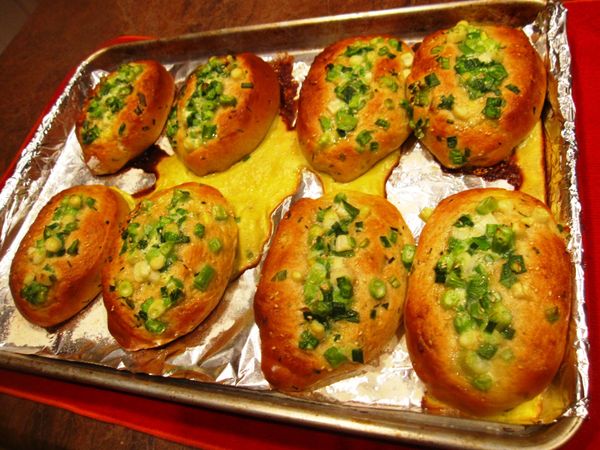 出爐！超香的啊我的媽~~~(張大鼻孔猛聞)
(尤其是黏在底部那個蛋液，鹹香酥軟，立刻挖起來吃，超好吃)