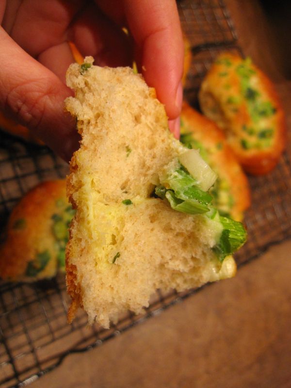 嗯~~~這比麵包店賣的好吃一百倍，但依舊是兒時的味道，裡面還有不小心滲進去的蛋液，甜鹹口感更是天堂般的滋味。(天使吟唱)