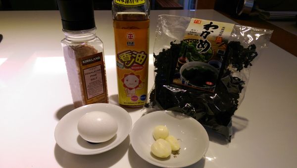 準備食材有海帶芽15g、雞蛋1個、蒜末3-5瓣、香油適量、鹽適量