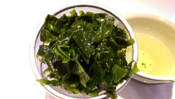 乾燥海帶芽洗淨後泡開水10分鐘後瀝水備用