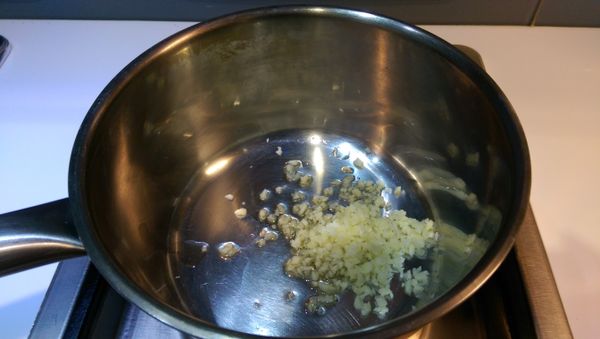 開火加適量香油，不需鍋熱直接加入蒜末小火爆香後，再加入泡好的海帶芽耐心拌炒1-2分鐘，這是湯好吃的小撇步，