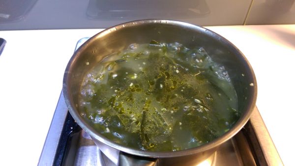 再加入冷水(最好是冷水)，冷水持續加熱過程(大火)，海帶芽會釋出鮮味，湯頭更加鮮甜，水滾後開小火蓋鍋蓋煮30分鐘
