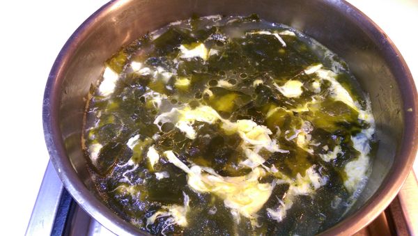 30分鐘後加鹽調味，再將蛋液加入用湯勺滑動數次，蛋液才會成蛋花，不然蛋液會結塊，關火後再加入適量香油，(最後也可以再加入蔥花)，就完成海帶芽湯，愛料理的同好也馬上試試。