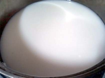 煉乳及水拌勻後煮滾