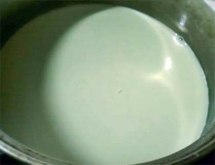 取1小碗放入抹茶粉，再倒入少許煉乳液調開後，加入步驟(1)中拌勻