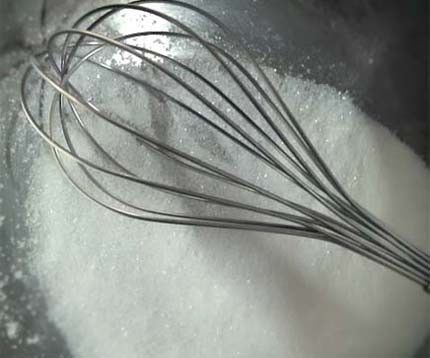 另取1容器倒入吉利T粉及細砂糖，混拌均勻