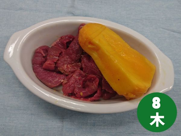 牛肉切成條狀！利用芒果心使肉變軟！