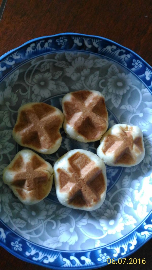 小麵團鬆弛10分鐘以上，待鬆餅機預熱，放入鬆餅機內，約烤5-8分鐘即可，每家廠牌鬆餅機不同，請自行測試。