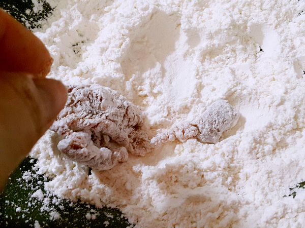 步驟1沾上酥炸粉炸至金黃備用