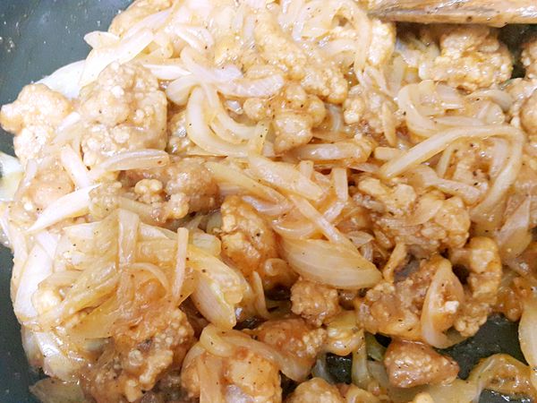 洋蔥切絲備用
起油鍋放入蒜末爆香後倒入洋蔥絲炒軟後
將炸好的里肌肉加入一起翻炒
再加入所有調味料及少許水炒至入味即可