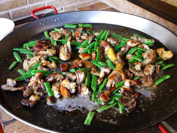 1、準備『長扁豆』洗淨、切段。
2、在雞肉呈金黃色時將長扁豆加入平底鍋中。