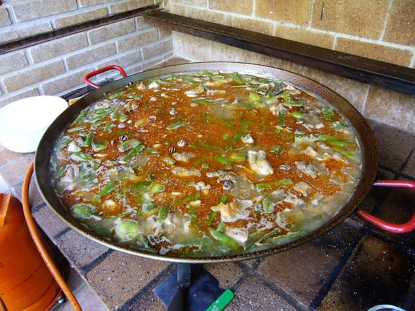 1、加入『田螺』與『瓦倫西亞出產的冠軍米』
( 鍋牛肉也是看個人喜好哦！可加可不加，但正宗的燉飯都是有加的！)
2、放了米後就要轉小火慢慢燉唷！