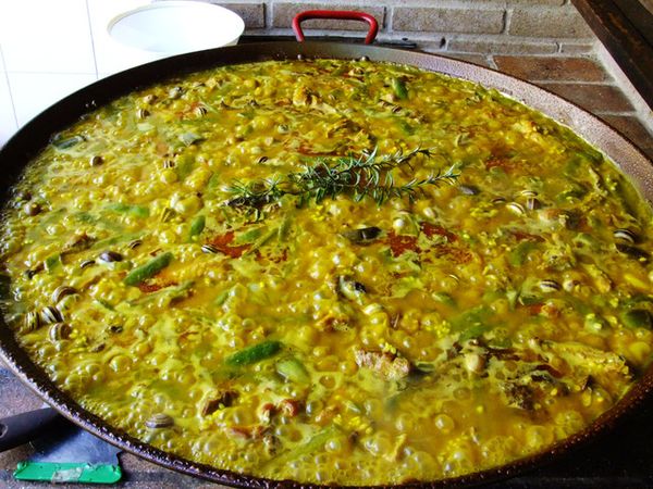 1、放入『迷迭香草』一小束。 
( 台灣其實建國花市都有賣一盆迷迭香，如果你本身是常煮西餐的人，可以買來種在陽台唷！ 或是可以到賣場買一灌『迷迭香香料』 。)
2、等到水快收完時，例如上圖 ↑ 就可以把小火轉為中火收汁，讓底部有點的鍋巴，鍋巴會超好吃的哦！！ 煮完之後底部會有點金黃色的鍋巴是正常的唷！