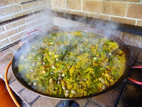 1、大功告功，在食用前再擠些許檸檬淋在飯上，會讓燉飯更香更入味唷！