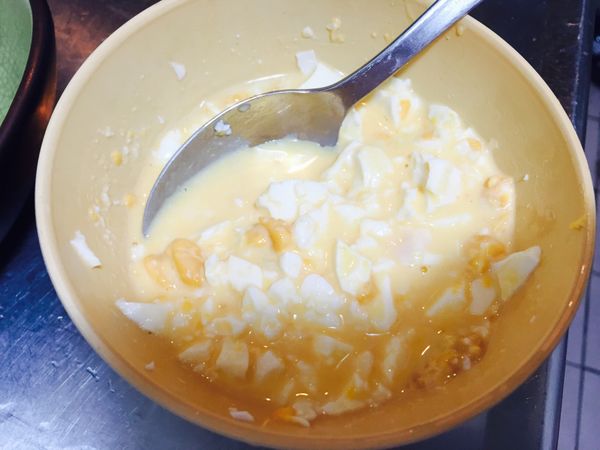 將鹹蛋黃壓碎加入少許水拌開