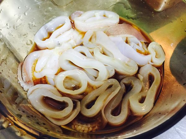 切段泡醬油米酒約五分鐘