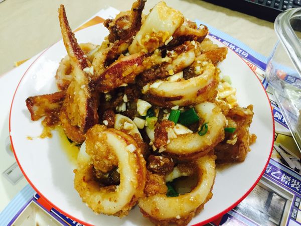 1、將中卷裹地瓜粉ㄧ個個放入油炸，至金黃色撈起去油備用
2、將鹹蛋黃放入鍋中待滾出泡泡放入已炸好的中卷裹勻，撒入蔥花熄火即可